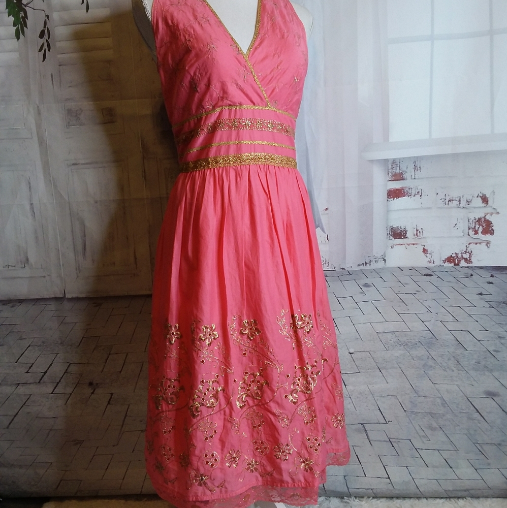 3/$30 Express pink gold floral embroidery sleeveless v-neck dress size 4